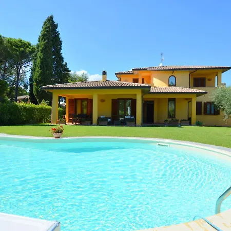 In With Pool Near Trasimeno