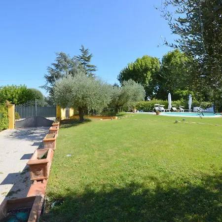 In With Pool Near Trasimeno