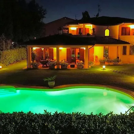 In With Pool Near Trasimeno